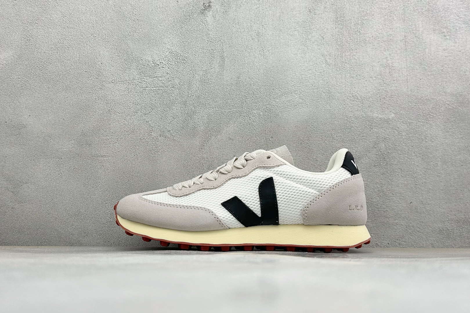 VEJA ESPLAR 休闲轻便耐磨经典跑步鞋 不撞款的运动鞋👟|法国小众品牌Veja,增高于有形,Veja小白鞋妥妥的 VEJA ESPLAR 休闲轻便耐磨经典跑步鞋 不撞款的运动鞋👟|法国小众品牌Veja,增高于有形,Veja小白鞋妥妥的