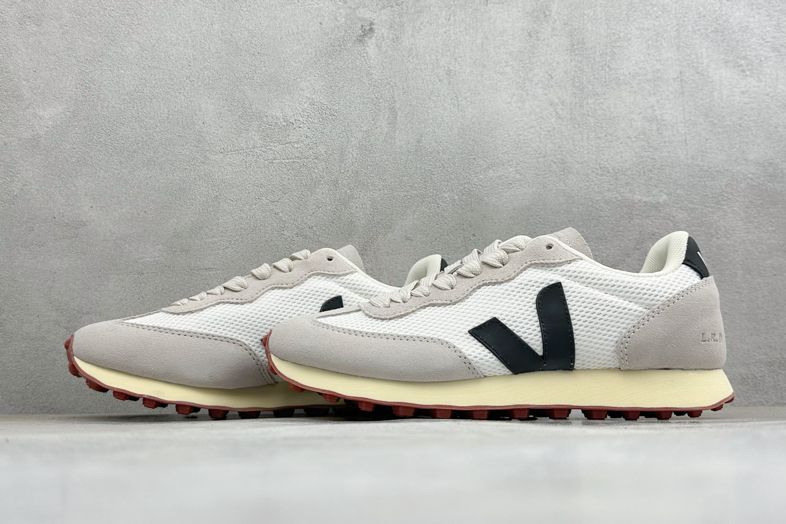 VEJA ESPLAR 休闲轻便耐磨经典跑步鞋 不撞款的运动鞋👟|法国小众品牌Veja,增高于有形,Veja小白鞋妥妥的 VEJA ESPLAR 休闲轻便耐磨经典跑步鞋 不撞款的运动鞋👟|法国小众品牌Veja,增高于有形,Veja小白鞋妥妥的