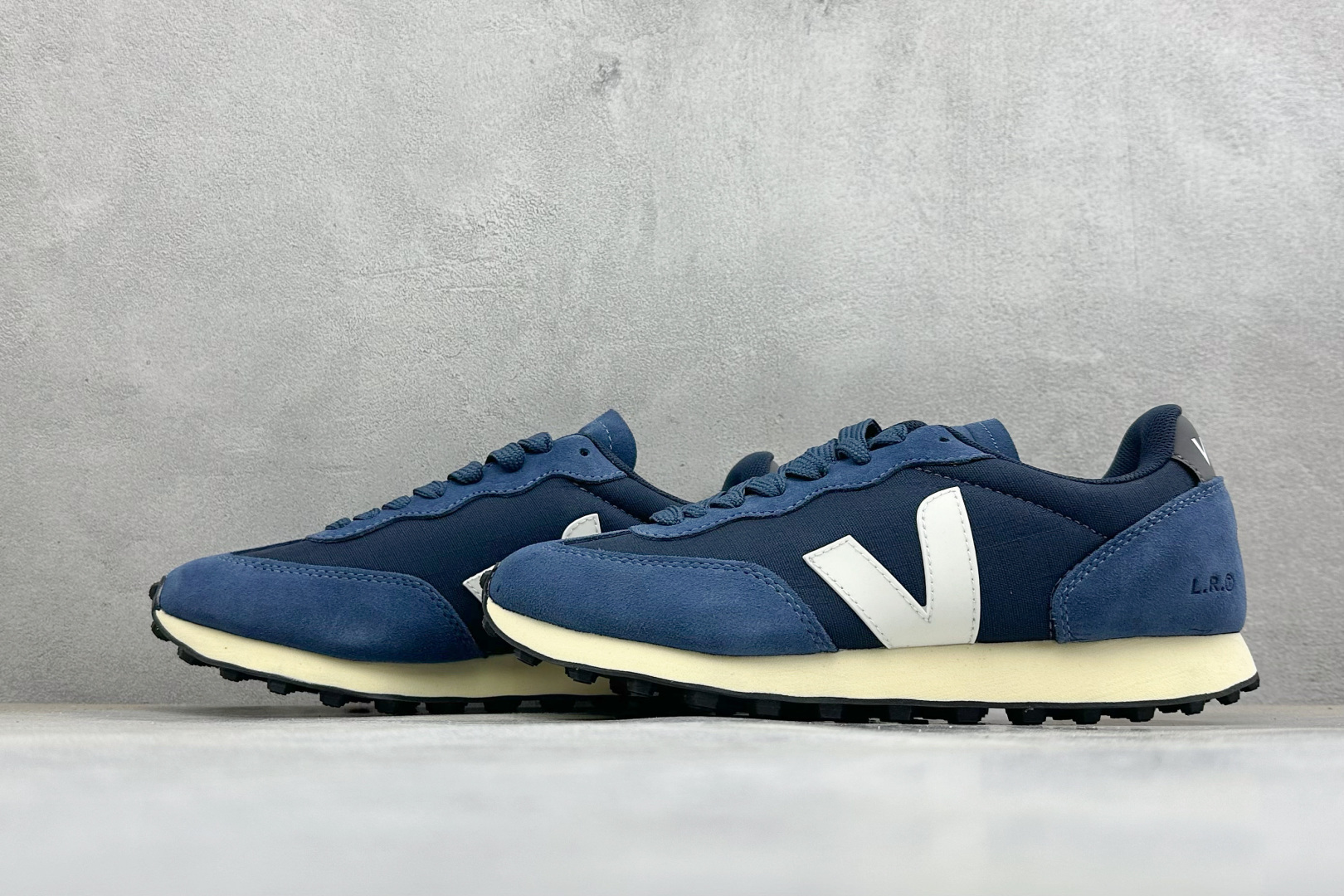 VEJA ESPLAR 休闲轻便耐磨经典跑步鞋 不撞款的运动鞋👟|法国小众品牌Veja,增高于有形,Veja小白鞋妥妥的 VEJA ESPLAR 休闲轻便耐磨经典跑步鞋 不撞款的运动鞋👟|法国小众品牌Veja,增高于有形,Veja小白鞋妥妥的