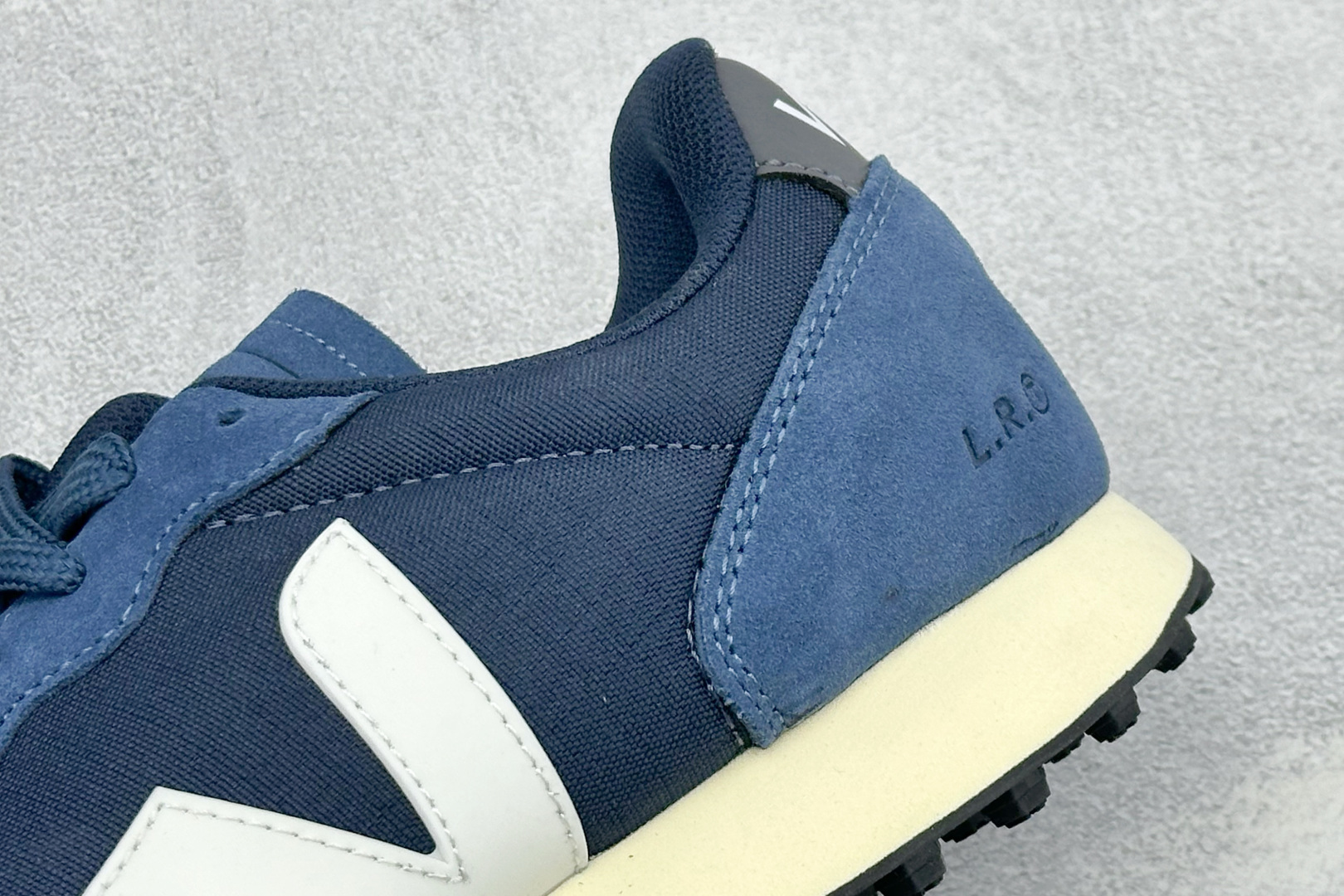VEJA ESPLAR 休闲轻便耐磨经典跑步鞋 不撞款的运动鞋👟|法国小众品牌Veja,增高于有形,Veja小白鞋妥妥的 VEJA ESPLAR 休闲轻便耐磨经典跑步鞋 不撞款的运动鞋👟|法国小众品牌Veja,增高于有形,Veja小白鞋妥妥的