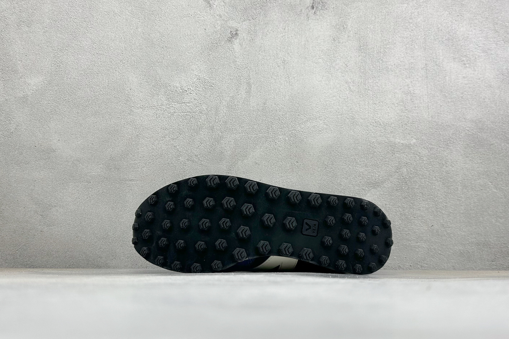 VEJA ESPLAR 休闲轻便耐磨经典跑步鞋 不撞款的运动鞋👟|法国小众品牌Veja,增高于有形,Veja小白鞋妥妥的 VEJA ESPLAR 休闲轻便耐磨经典跑步鞋 不撞款的运动鞋👟|法国小众品牌Veja,增高于有形,Veja小白鞋妥妥的