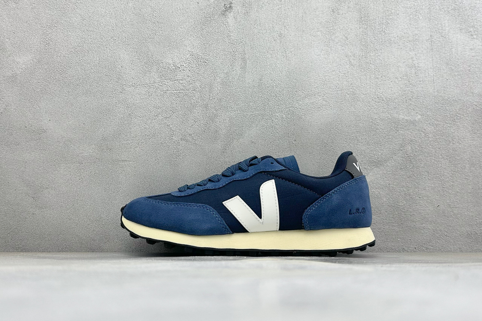 VEJA ESPLAR 休闲轻便耐磨经典跑步鞋 不撞款的运动鞋👟|法国小众品牌Veja,增高于有形,Veja小白鞋妥妥的 VEJA ESPLAR 休闲轻便耐磨经典跑步鞋 不撞款的运动鞋👟|法国小众品牌Veja,增高于有形,Veja小白鞋妥妥的