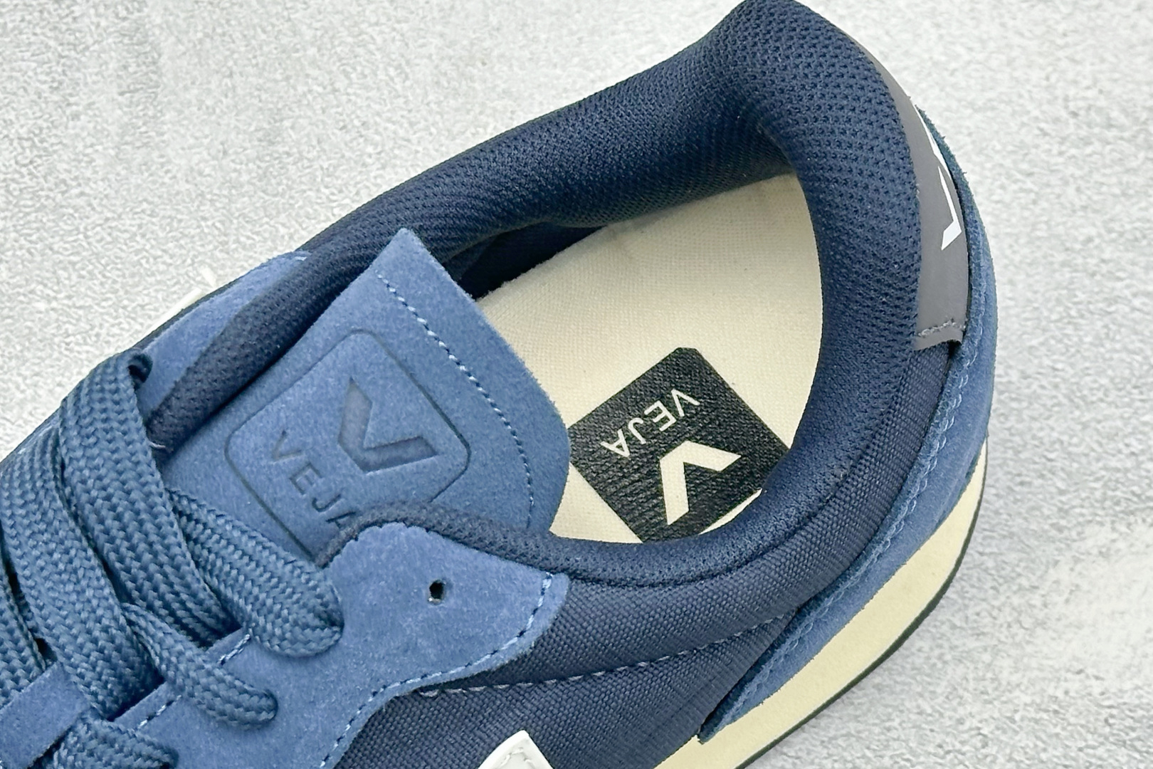 VEJA ESPLAR 休闲轻便耐磨经典跑步鞋 不撞款的运动鞋👟|法国小众品牌Veja,增高于有形,Veja小白鞋妥妥的 VEJA ESPLAR 休闲轻便耐磨经典跑步鞋 不撞款的运动鞋👟|法国小众品牌Veja,增高于有形,Veja小白鞋妥妥的