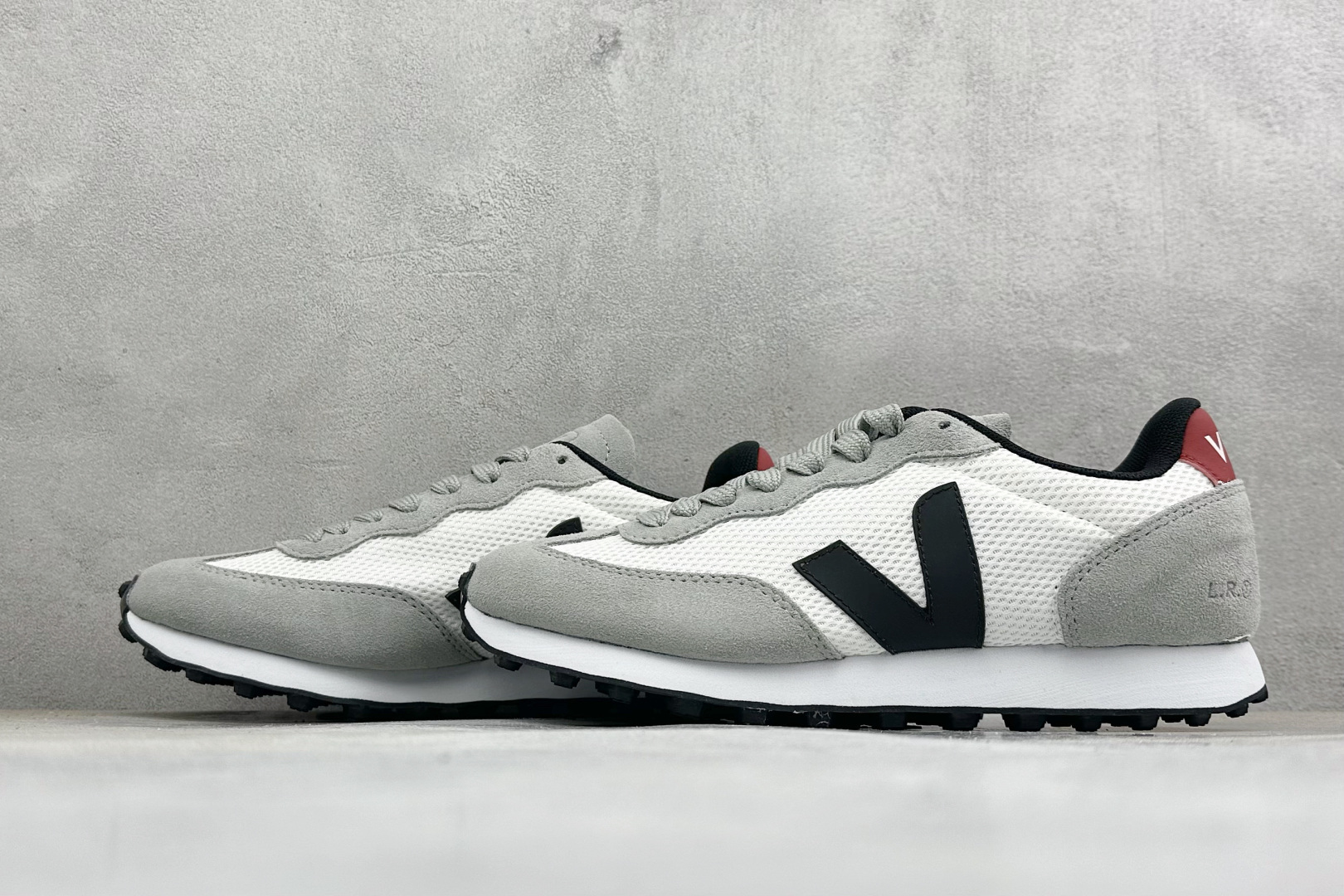 VEJA ESPLAR 休闲轻便耐磨经典跑步鞋 不撞款的运动鞋👟|法国小众品牌Veja,增高于有形,Veja小白鞋妥妥的 VEJA ESPLAR 休闲轻便耐磨经典跑步鞋 不撞款的运动鞋👟|法国小众品牌Veja,增高于有形,Veja小白鞋妥妥的