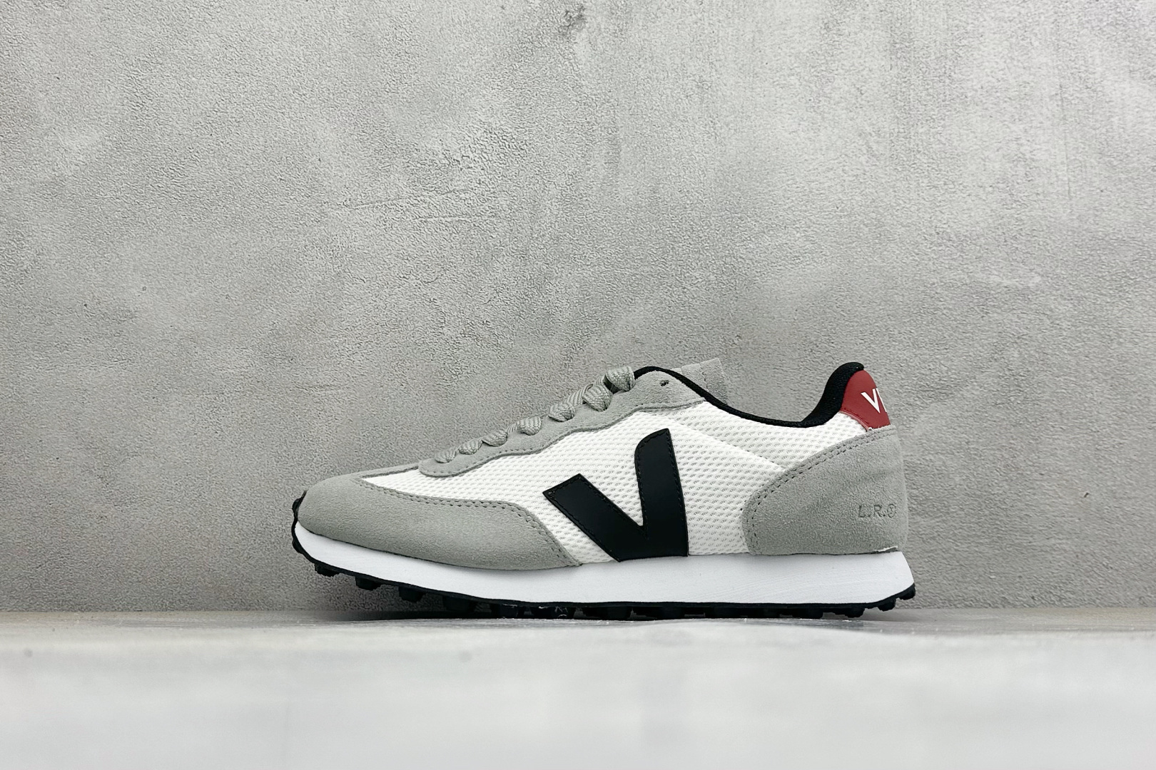 VEJA ESPLAR 休闲轻便耐磨经典跑步鞋 不撞款的运动鞋👟|法国小众品牌Veja,增高于有形,Veja小白鞋妥妥的 VEJA ESPLAR 休闲轻便耐磨经典跑步鞋 不撞款的运动鞋👟|法国小众品牌Veja,增高于有形,Veja小白鞋妥妥的