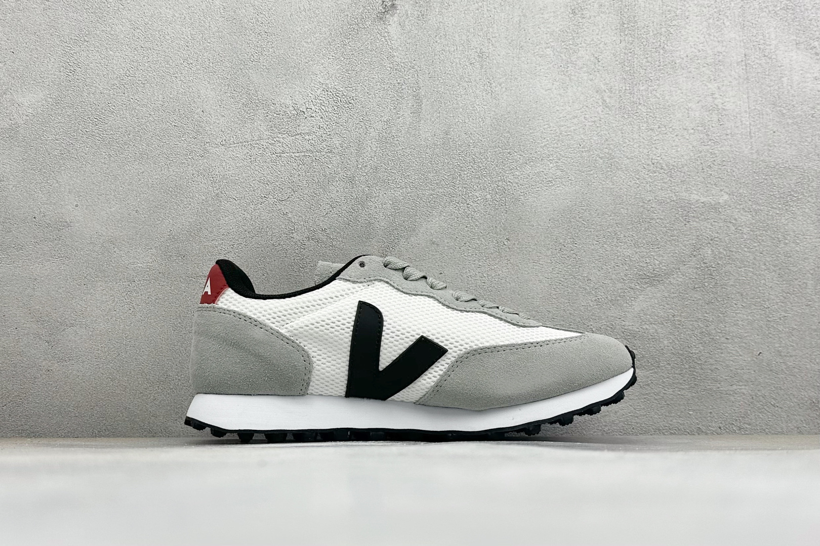 VEJA ESPLAR 休闲轻便耐磨经典跑步鞋 不撞款的运动鞋👟|法国小众品牌Veja,增高于有形,Veja小白鞋妥妥的 VEJA ESPLAR 休闲轻便耐磨经典跑步鞋 不撞款的运动鞋👟|法国小众品牌Veja,增高于有形,Veja小白鞋妥妥的
