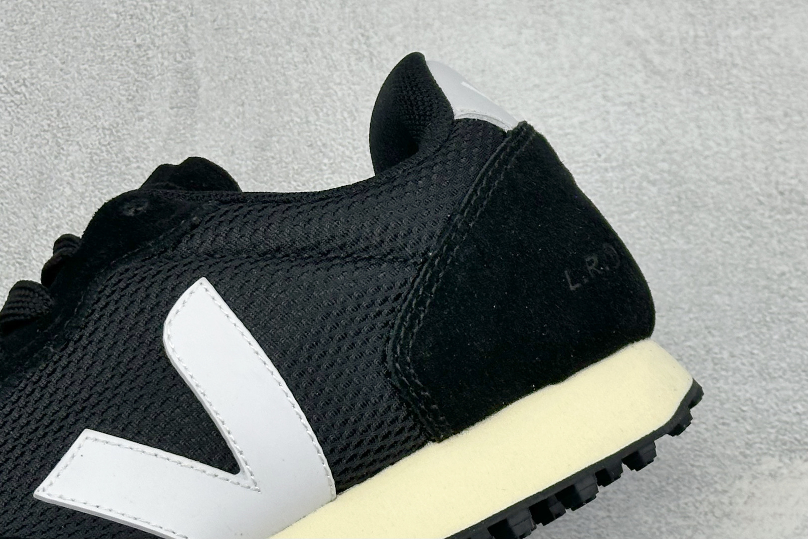 VEJA ESPLAR 休闲轻便耐磨经典跑步鞋 不撞款的运动鞋👟|法国小众品牌Veja,增高于有形,Veja小白鞋妥妥的 VEJA ESPLAR 休闲轻便耐磨经典跑步鞋 不撞款的运动鞋👟|法国小众品牌Veja,增高于有形,Veja小白鞋妥妥的