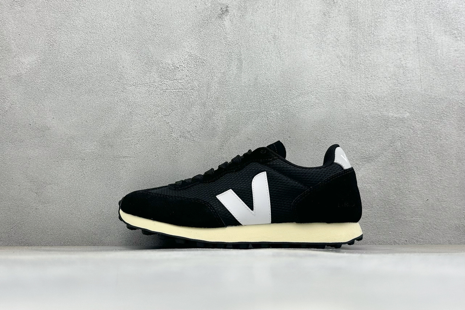 VEJA ESPLAR 休闲轻便耐磨经典跑步鞋 不撞款的运动鞋👟|法国小众品牌Veja,增高于有形,Veja小白鞋妥妥的 VEJA ESPLAR 休闲轻便耐磨经典跑步鞋 不撞款的运动鞋👟|法国小众品牌Veja,增高于有形,Veja小白鞋妥妥的