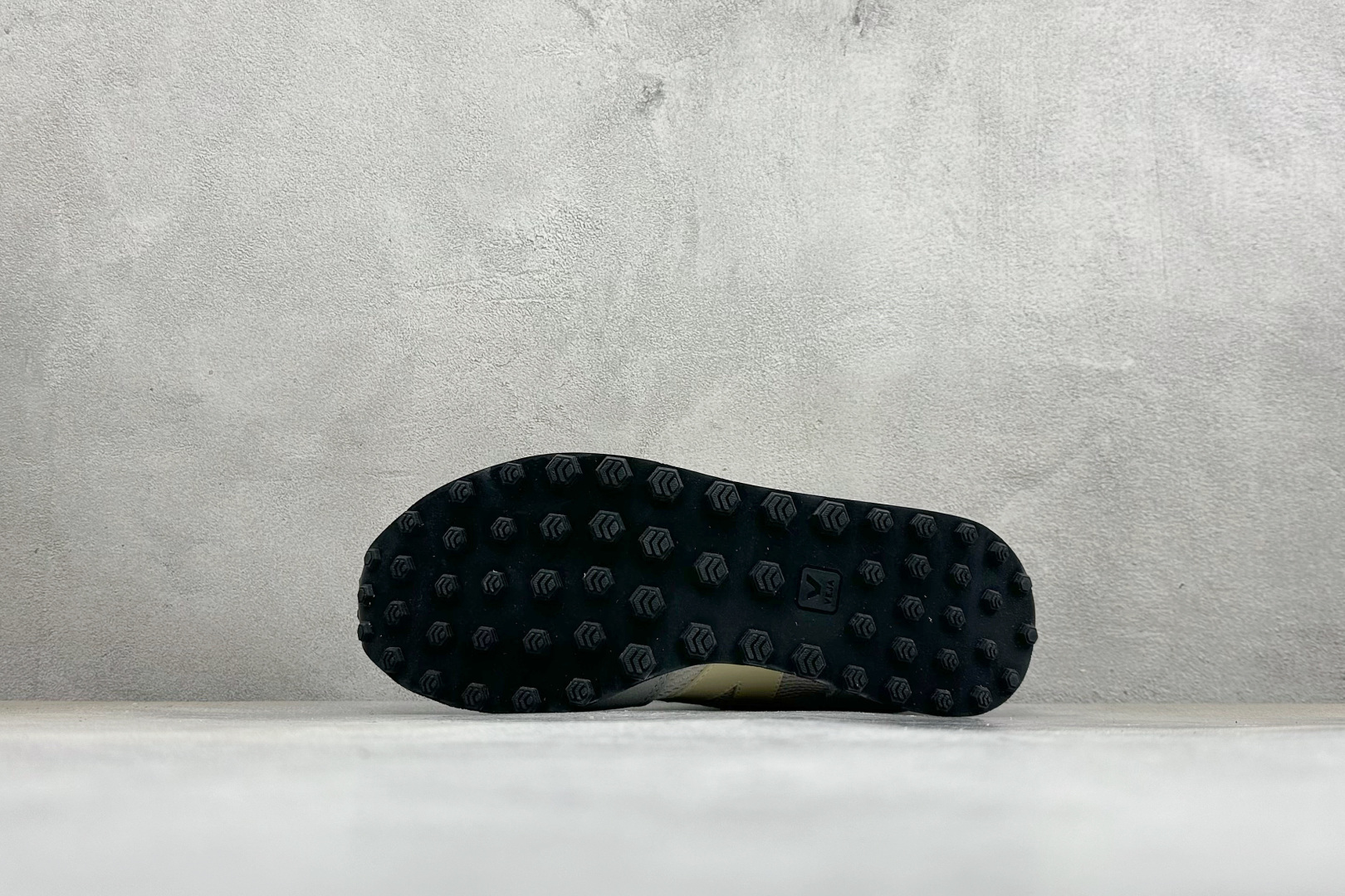 VEJA ESPLAR 休闲轻便耐磨经典跑步鞋 不撞款的运动鞋👟|法国小众品牌Veja,增高于有形,Veja小白鞋妥妥的 VEJA ESPLAR 休闲轻便耐磨经典跑步鞋 不撞款的运动鞋👟|法国小众品牌Veja,增高于有形,Veja小白鞋妥妥的