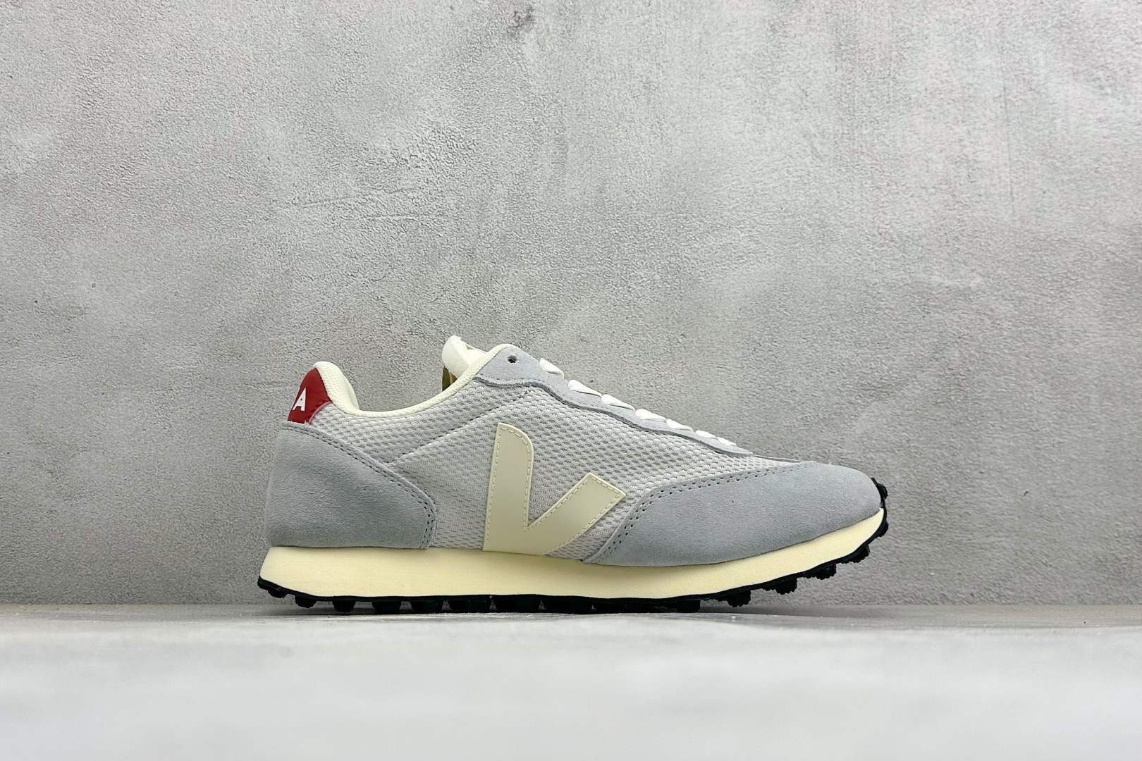 VEJA ESPLAR 休闲轻便耐磨经典跑步鞋 不撞款的运动鞋👟|法国小众品牌Veja,增高于有形,Veja小白鞋妥妥的 VEJA ESPLAR 休闲轻便耐磨经典跑步鞋 不撞款的运动鞋👟|法国小众品牌Veja,增高于有形,Veja小白鞋妥妥的