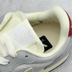 VEJA ESPLAR 休闲轻便耐磨经典跑步鞋 不撞款的运动鞋👟|法国小众品牌Veja,增高于有形,Veja小白鞋妥妥的 VEJA ESPLAR 休闲轻便耐磨经典跑步鞋 不撞款的运动鞋👟|法国小众品牌Veja,增高于有形,Veja小白鞋妥妥的