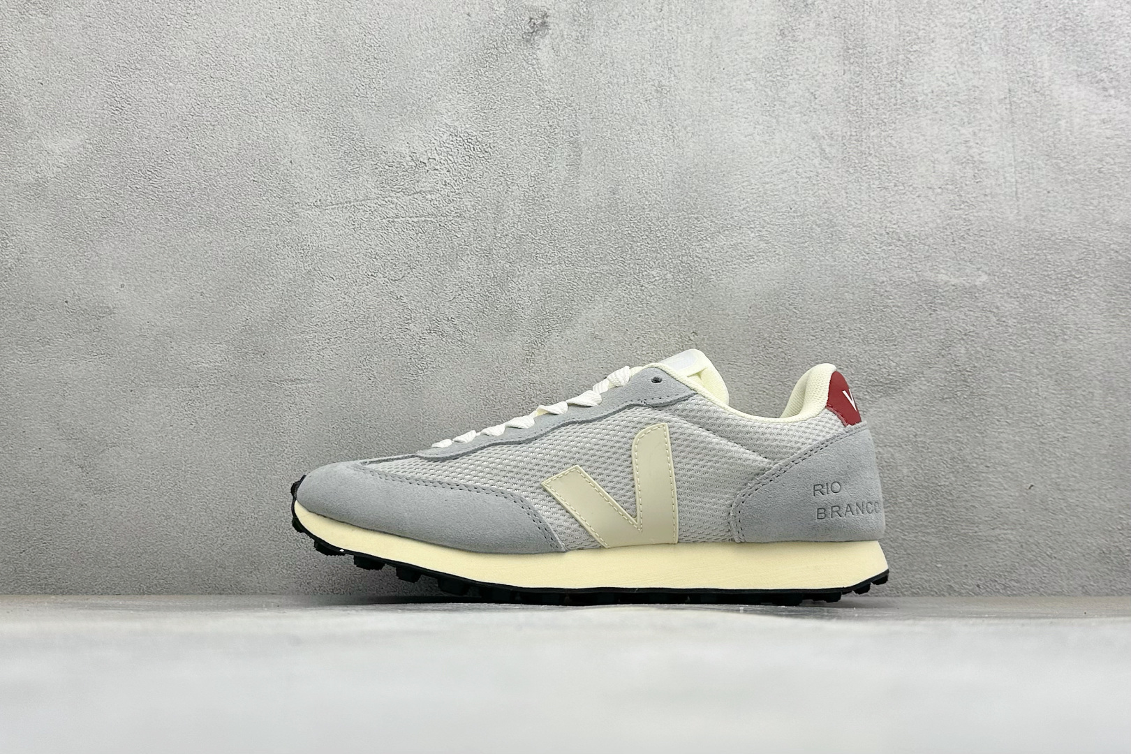 VEJA ESPLAR 休闲轻便耐磨经典跑步鞋 不撞款的运动鞋👟|法国小众品牌Veja,增高于有形,Veja小白鞋妥妥的 VEJA ESPLAR 休闲轻便耐磨经典跑步鞋 不撞款的运动鞋👟|法国小众品牌Veja,增高于有形,Veja小白鞋妥妥的