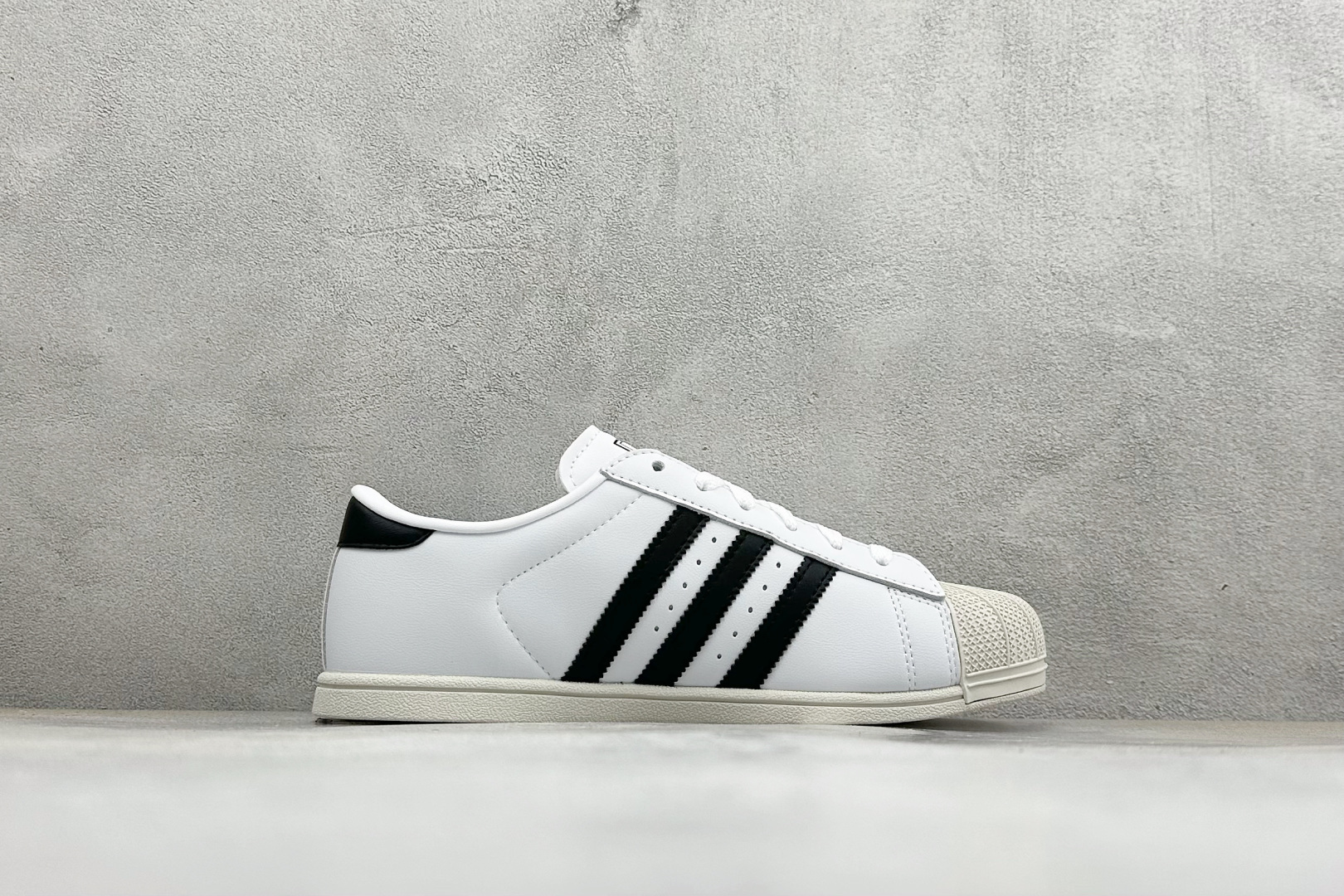 ADIDAS SUPERSTAR LO PRO 三叶草经典薄底贝壳头系列 新款休闲潮流板鞋 鞋面柔软织物材质 标志性的贝 ADIDAS SUPERSTAR LO PRO 三叶草经典薄底贝壳头系列 新款休闲潮流板鞋 鞋面柔软织物材质 标志性的贝