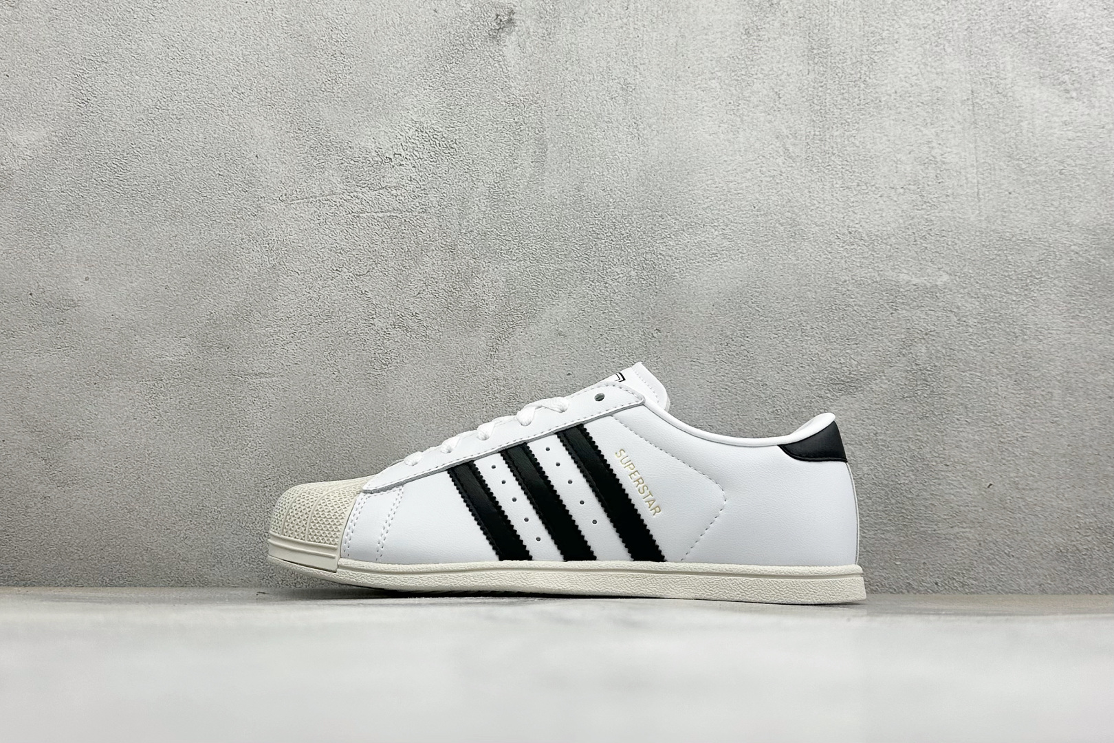 ADIDAS SUPERSTAR LO PRO 三叶草经典薄底贝壳头系列 新款休闲潮流板鞋 鞋面柔软织物材质 标志性的贝 ADIDAS SUPERSTAR LO PRO 三叶草经典薄底贝壳头系列 新款休闲潮流板鞋 鞋面柔软织物材质 标志性的贝