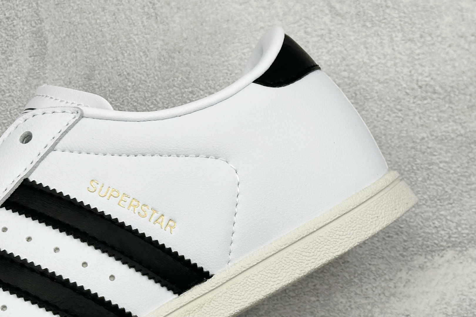 ADIDAS SUPERSTAR LO PRO 三叶草经典薄底贝壳头系列 新款休闲潮流板鞋 鞋面柔软织物材质 标志性的贝 ADIDAS SUPERSTAR LO PRO 三叶草经典薄底贝壳头系列 新款休闲潮流板鞋 鞋面柔软织物材质 标志性的贝