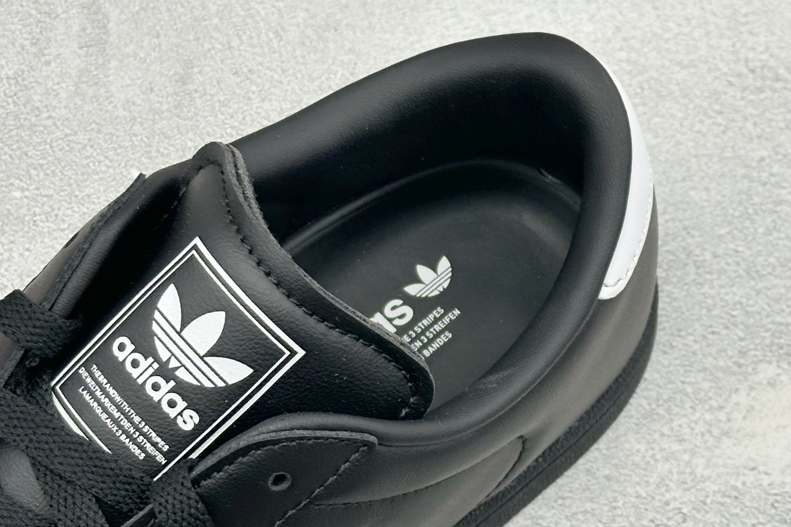 ADIDAS SUPERSTAR LO PRO 三叶草经典薄底贝壳头系列 新款休闲潮流板鞋 鞋面柔软织物材质 标志性的贝 ADIDAS SUPERSTAR LO PRO 三叶草经典薄底贝壳头系列 新款休闲潮流板鞋 鞋面柔软织物材质 标志性的贝