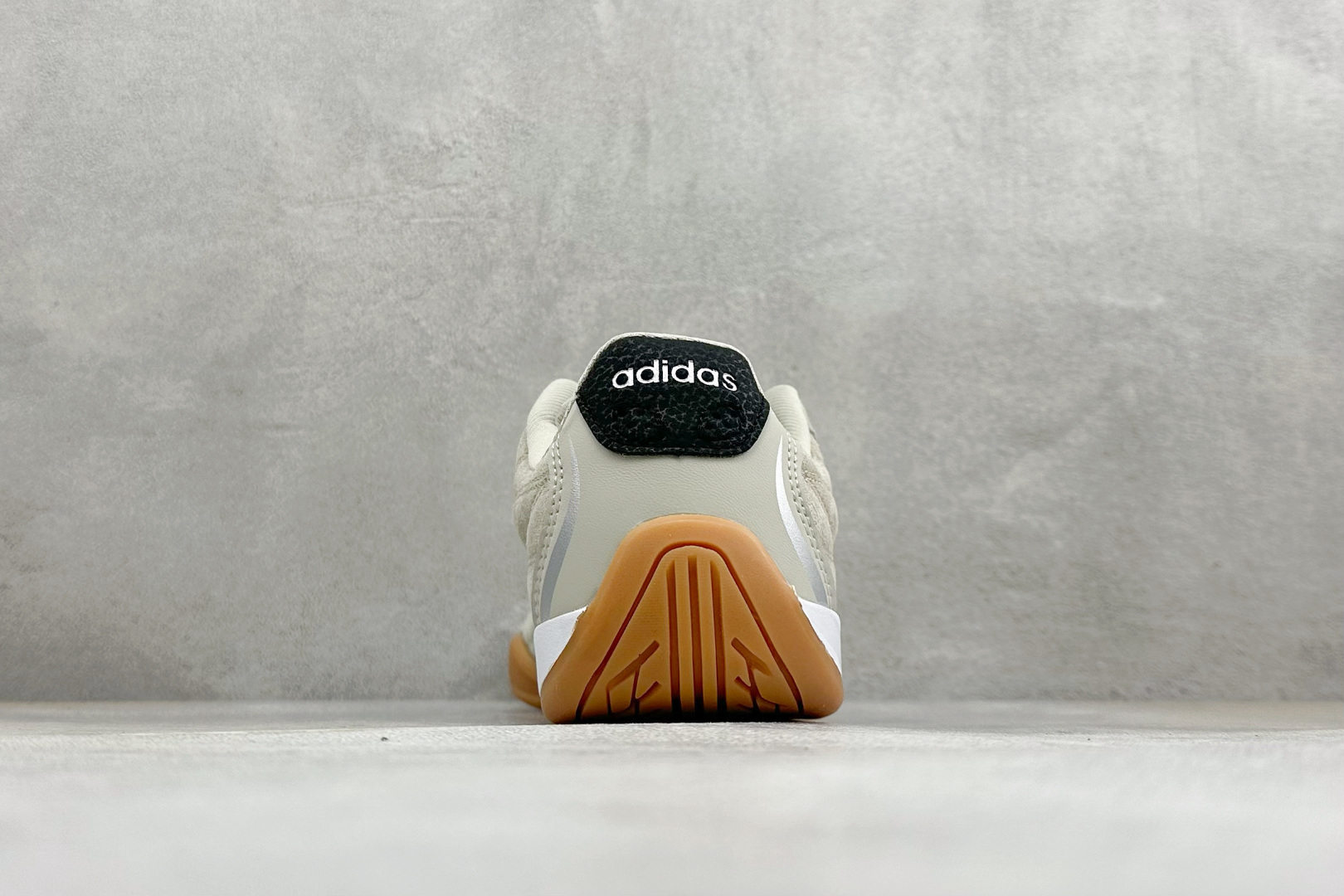 DZ版Adidas Adipista Trainers 防滑耐磨休闲鞋 货号 :HQ9164 尺码:36 36.5 37 DZ版Adidas Adipista Trainers 防滑耐磨休闲鞋 货号 :HQ9164 尺码:36 36.5 37