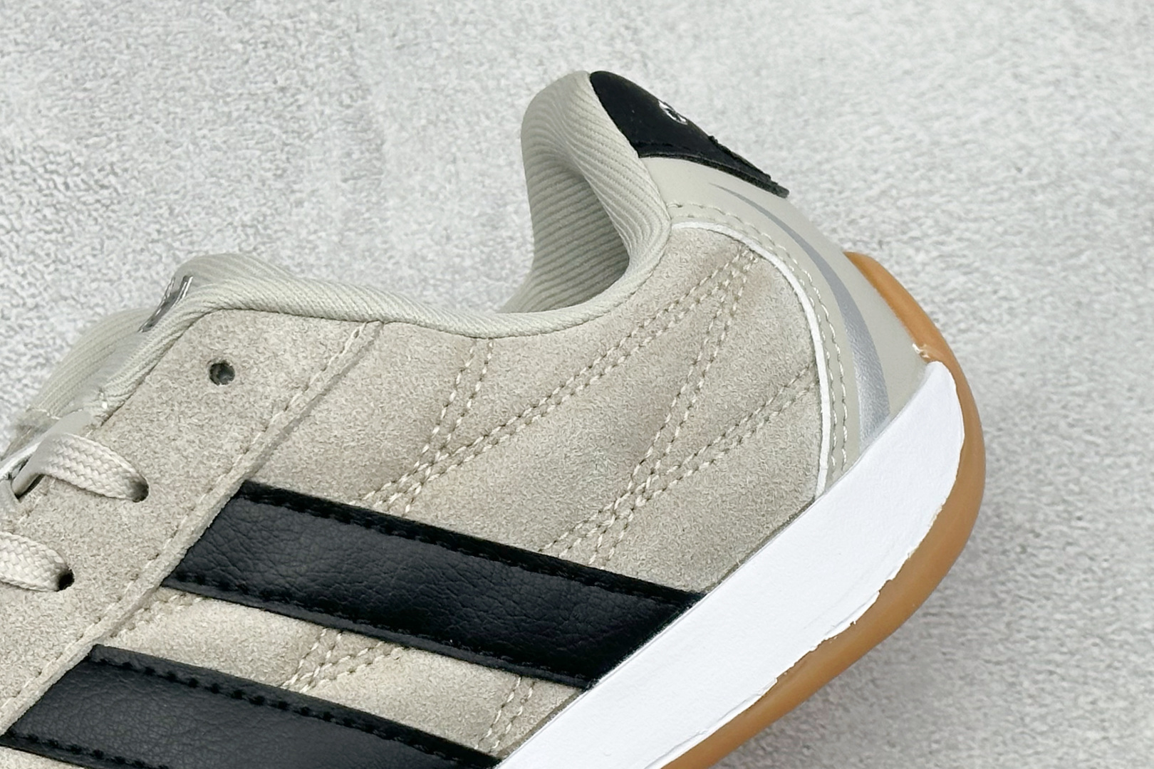 DZ版Adidas Adipista Trainers 防滑耐磨休闲鞋 货号 :HQ9164 尺码:36 36.5 37 DZ版Adidas Adipista Trainers 防滑耐磨休闲鞋 货号 :HQ9164 尺码:36 36.5 37