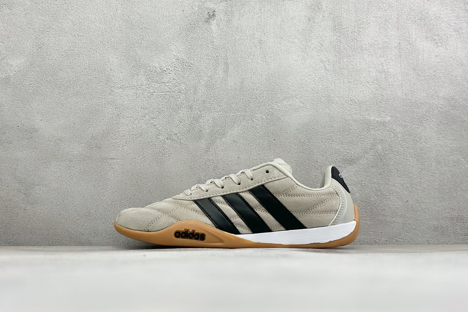 DZ版Adidas Adipista Trainers 防滑耐磨休闲鞋 货号 :HQ9164 尺码:36 36.5 37 DZ版Adidas Adipista Trainers 防滑耐磨休闲鞋 货号 :HQ9164 尺码:36 36.5 37
