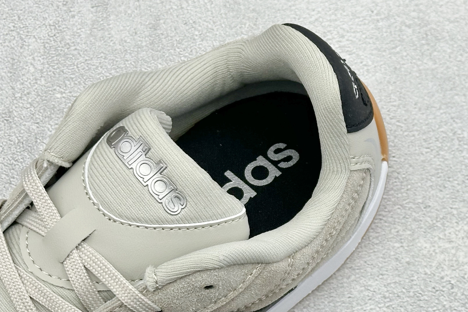 DZ版Adidas Adipista Trainers 防滑耐磨休闲鞋 货号 :HQ9164 尺码:36 36.5 37 DZ版Adidas Adipista Trainers 防滑耐磨休闲鞋 货号 :HQ9164 尺码:36 36.5 37