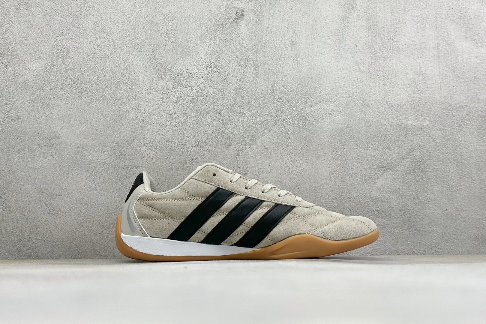 DZ版Adidas Adipista Trainers 防滑耐磨休闲鞋 货号 :HQ9164 尺码:36 36.5 37 DZ版Adidas Adipista Trainers 防滑耐磨休闲鞋 货号 :HQ9164 尺码:36 36.5 37
