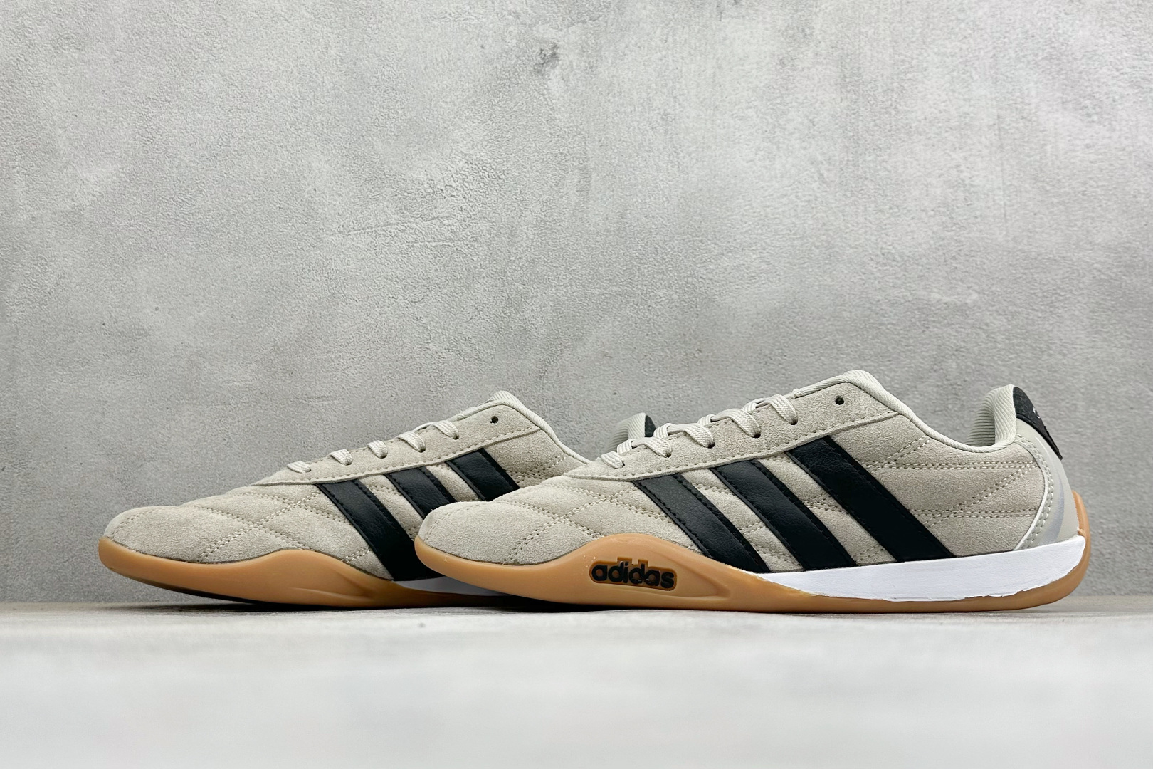 DZ版Adidas Adipista Trainers 防滑耐磨休闲鞋 货号 :HQ9164 尺码:36 36.5 37 DZ版Adidas Adipista Trainers 防滑耐磨休闲鞋 货号 :HQ9164 尺码:36 36.5 37