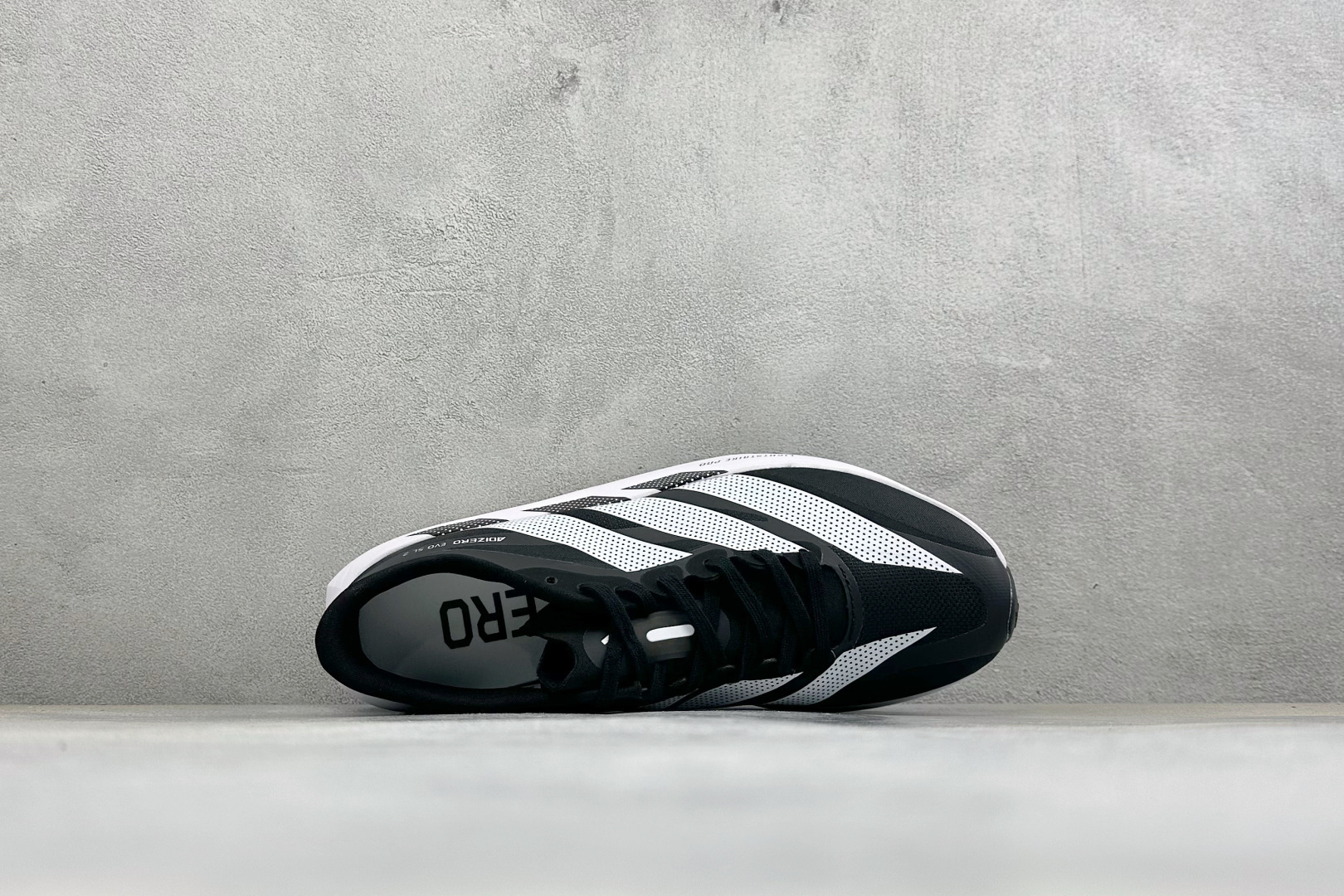 DC版Adidas Adizero Evo SL 2 阿迪超轻透气缓震跑鞋 整体外观造型与adiZero Adios P DC版Adidas Adizero Evo SL 2 阿迪超轻透气缓震跑鞋 整体外观造型与adiZero Adios P