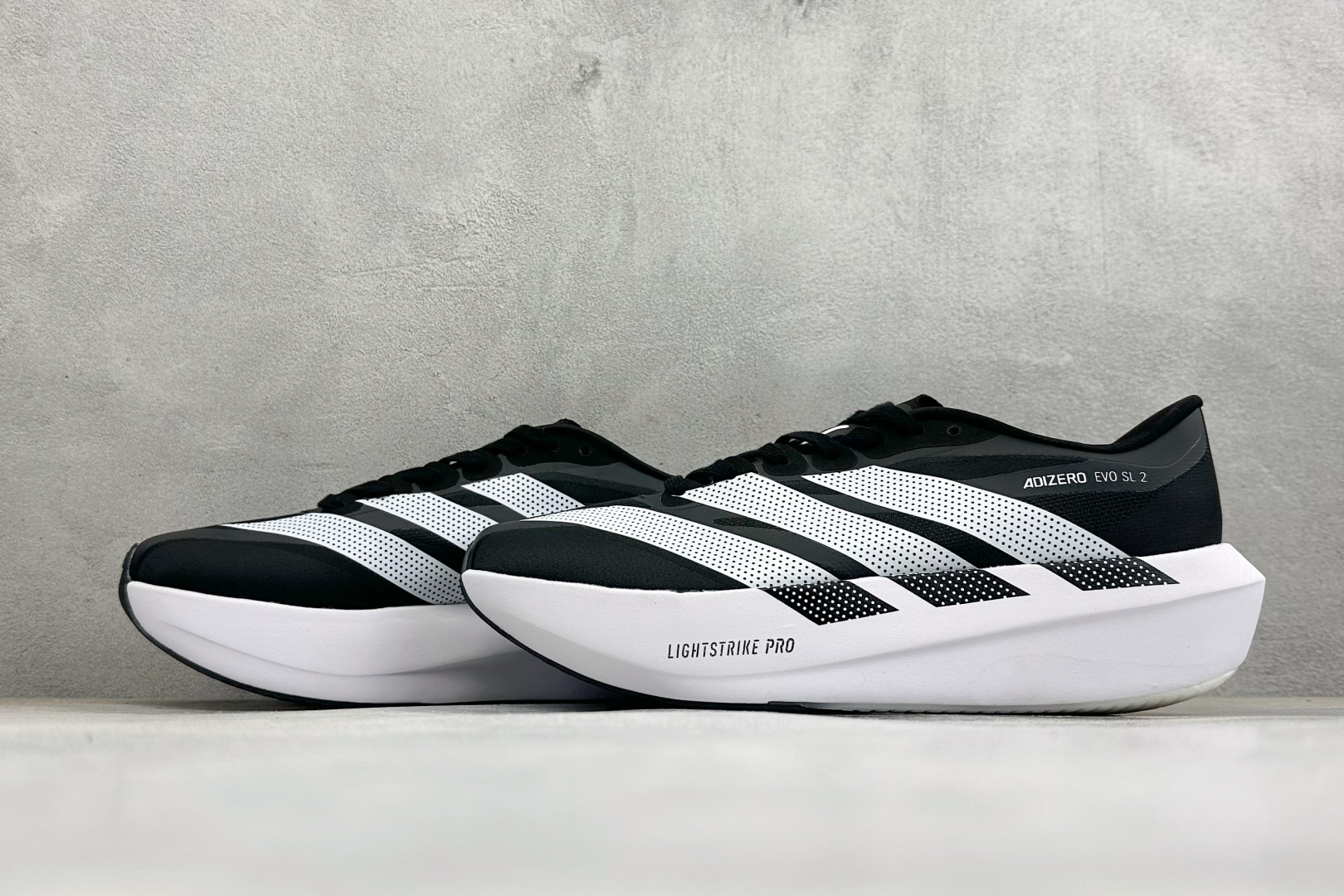 DC版Adidas Adizero Evo SL 2 阿迪超轻透气缓震跑鞋 整体外观造型与adiZero Adios P DC版Adidas Adizero Evo SL 2 阿迪超轻透气缓震跑鞋 整体外观造型与adiZero Adios P