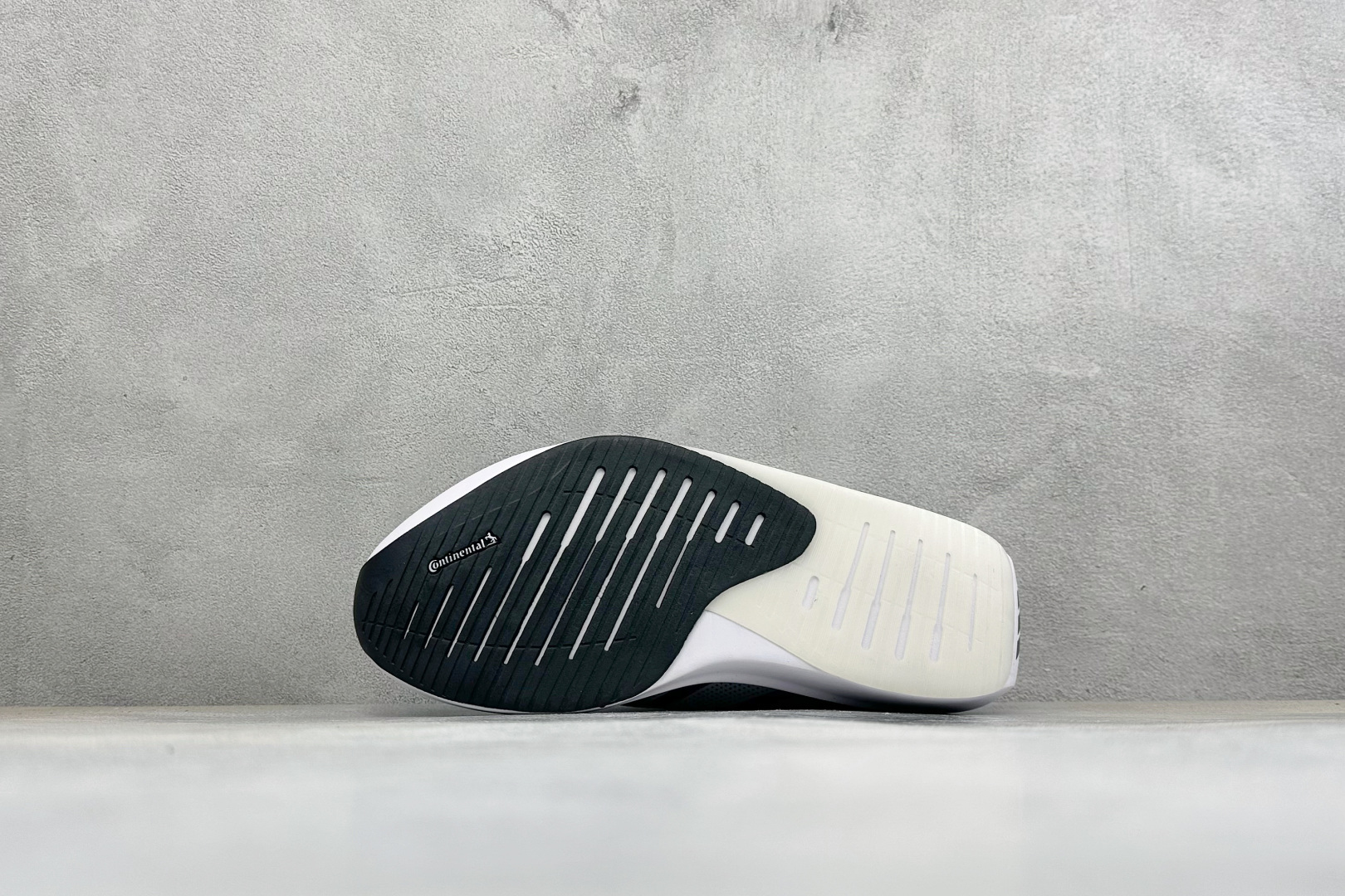 DC版Adidas Adizero Evo SL 2 阿迪超轻透气缓震跑鞋 整体外观造型与adiZero Adios P DC版Adidas Adizero Evo SL 2 阿迪超轻透气缓震跑鞋 整体外观造型与adiZero Adios P