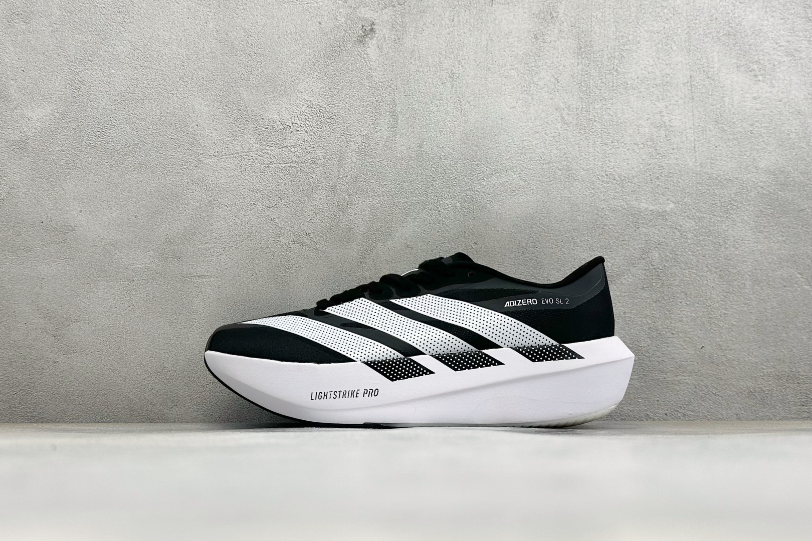 DC版Adidas Adizero Evo SL 2 阿迪超轻透气缓震跑鞋 整体外观造型与adiZero Adios P DC版Adidas Adizero Evo SL 2 阿迪超轻透气缓震跑鞋 整体外观造型与adiZero Adios P