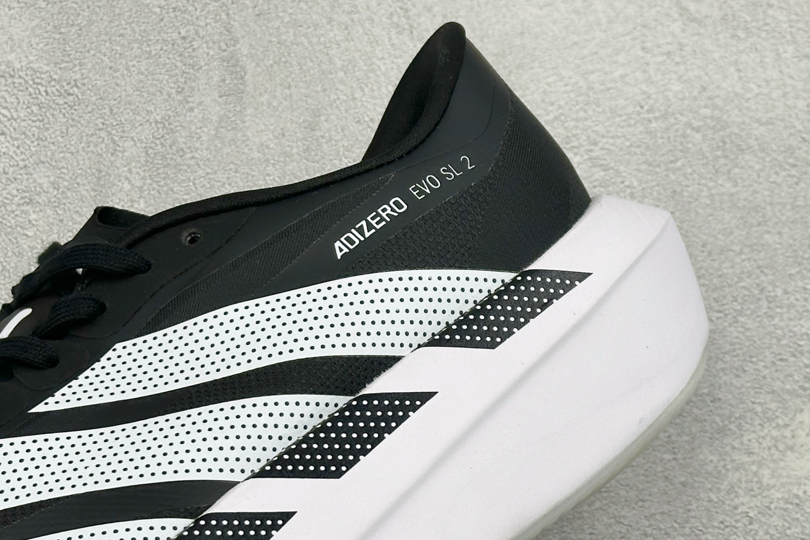 DC版Adidas Adizero Evo SL 2 阿迪超轻透气缓震跑鞋 整体外观造型与adiZero Adios P DC版Adidas Adizero Evo SL 2 阿迪超轻透气缓震跑鞋 整体外观造型与adiZero Adios P