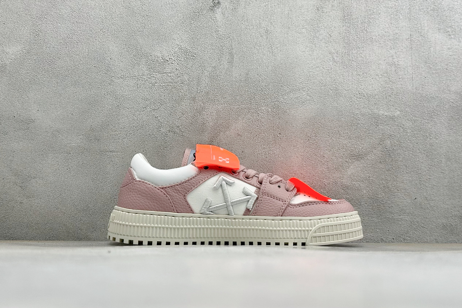 S版OFF- WHITE 3.0 Off Court 小牛皮 圆头系带低帮板鞋 原厂原档开发 外观很有设计感 个性独特 S版OFF- WHITE 3.0 Off Court 小牛皮 圆头系带低帮板鞋 原厂原档开发 外观很有设计感 个性独特