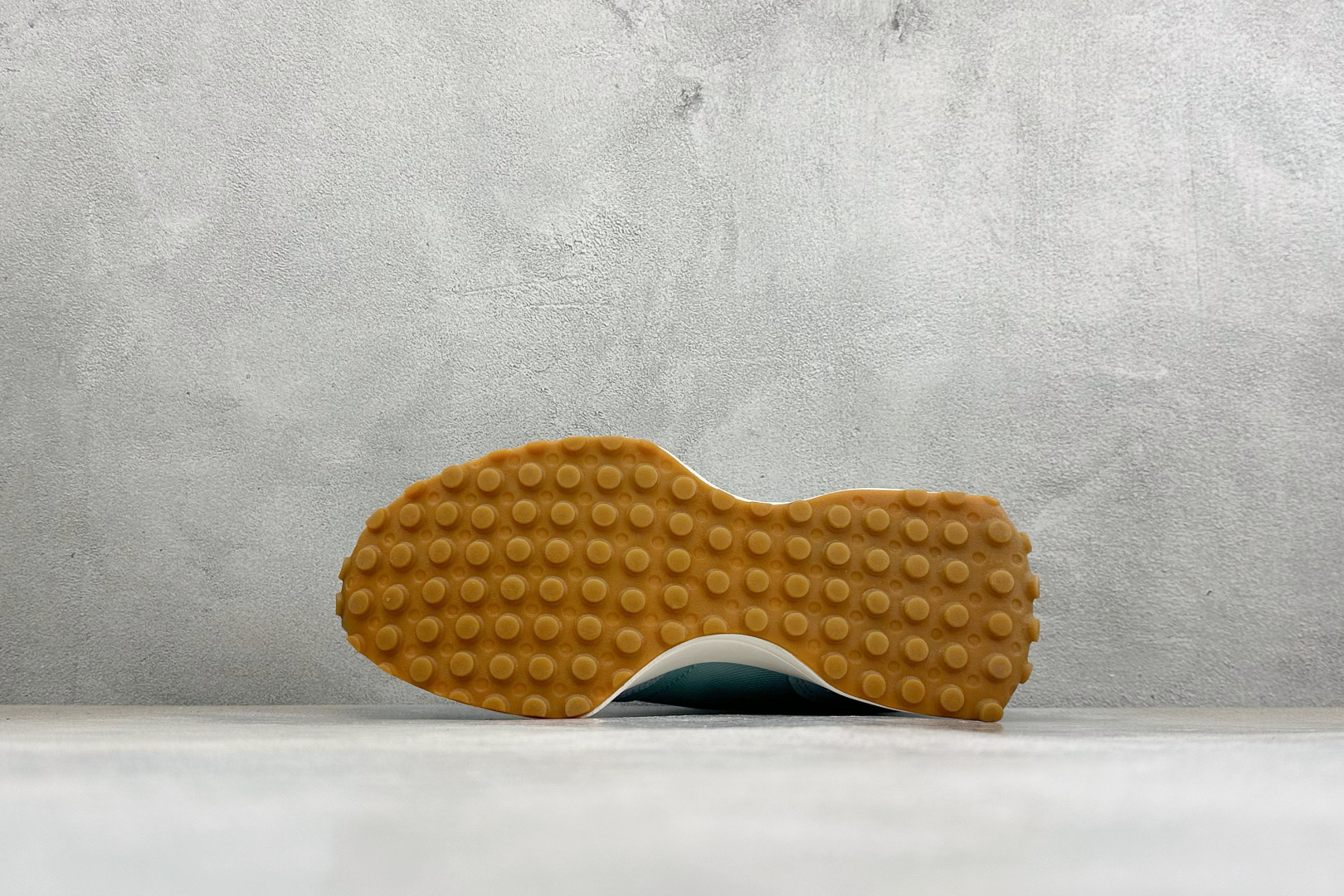 TG福利 New Balance MS327 复古休闲运动慢跑鞋 以更纯粹的复古风格设计打造的全新造型 侧身还以解构设计