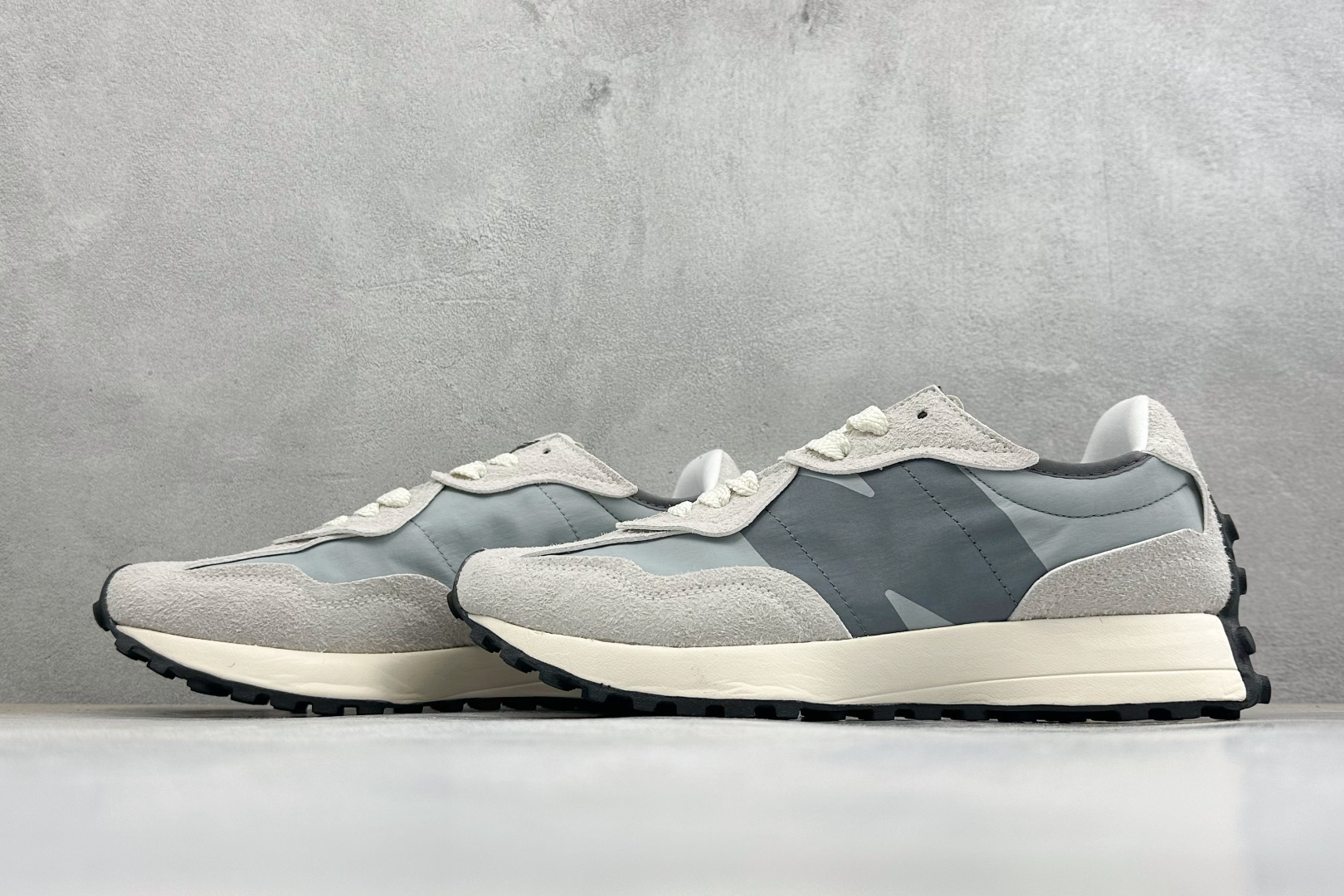 TG福利 New Balance MS327 复古休闲运动慢跑鞋 以更纯粹的复古风格设计打造的全新造型 侧身还以解构设计 TG福利 New Balance MS327 复古休闲运动慢跑鞋 以更纯粹的复古风格设计打造的全新造型 侧身还以解构设计