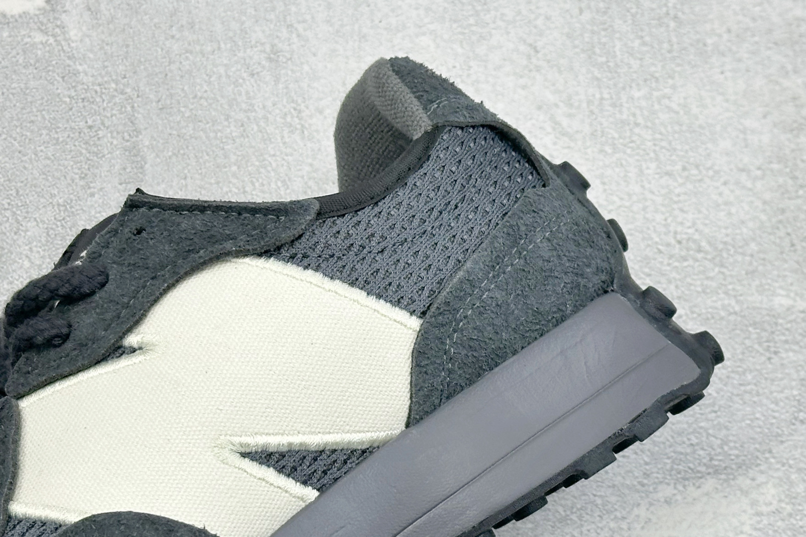 TG福利 New Balance MS327 复古休闲运动慢跑鞋 以更纯粹的复古风格设计打造的全新造型 侧身还以解构设计 TG福利 New Balance MS327 复古休闲运动慢跑鞋 以更纯粹的复古风格设计打造的全新造型 侧身还以解构设计