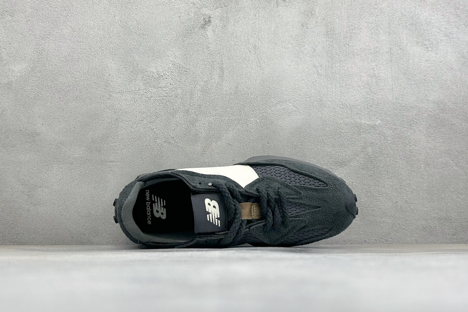 TG福利 New Balance MS327 复古休闲运动慢跑鞋 以更纯粹的复古风格设计打造的全新造型 侧身还以解构设计 TG福利 New Balance MS327 复古休闲运动慢跑鞋 以更纯粹的复古风格设计打造的全新造型 侧身还以解构设计