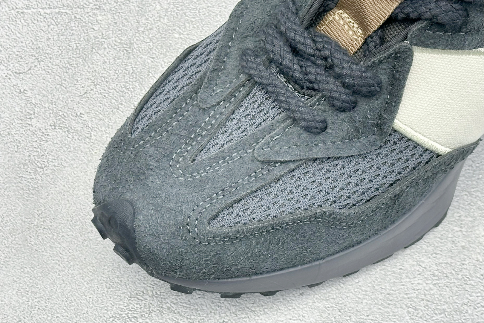 TG福利 New Balance MS327 复古休闲运动慢跑鞋 以更纯粹的复古风格设计打造的全新造型 侧身还以解构设计 TG福利 New Balance MS327 复古休闲运动慢跑鞋 以更纯粹的复古风格设计打造的全新造型 侧身还以解构设计
