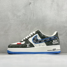 奢潮炸裂吸睛出圈 AIR FORCE 1,经典空军一号低帮鞋型,拼接绒面与印花面料层次感十足,复古黑蓝撞色格调高级,满印 奢潮炸裂吸睛出圈 AIR FORCE 1,经典空军一号低帮鞋型,拼接绒面与印花面料层次感十足,复古黑蓝撞色格调高级,满印