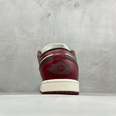 复古酒红格调拉满 AIR JORDAN 1,经典低帮AJ1鞋型,酒红拼白撞色设计复古氛围感十足,细腻平滑皮质手感出众,缝 复古酒红格调拉满 AIR JORDAN 1,经典低帮AJ1鞋型,酒红拼白撞色设计复古氛围感十足,细腻平滑皮质手感出众,缝