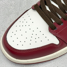 复古酒红格调拉满 AIR JORDAN 1,经典低帮AJ1鞋型,酒红拼白撞色设计复古氛围感十足,细腻平滑皮质手感出众,缝 复古酒红格调拉满 AIR JORDAN 1,经典低帮AJ1鞋型,酒红拼白撞色设计复古氛围感十足,细腻平滑皮质手感出众,缝
