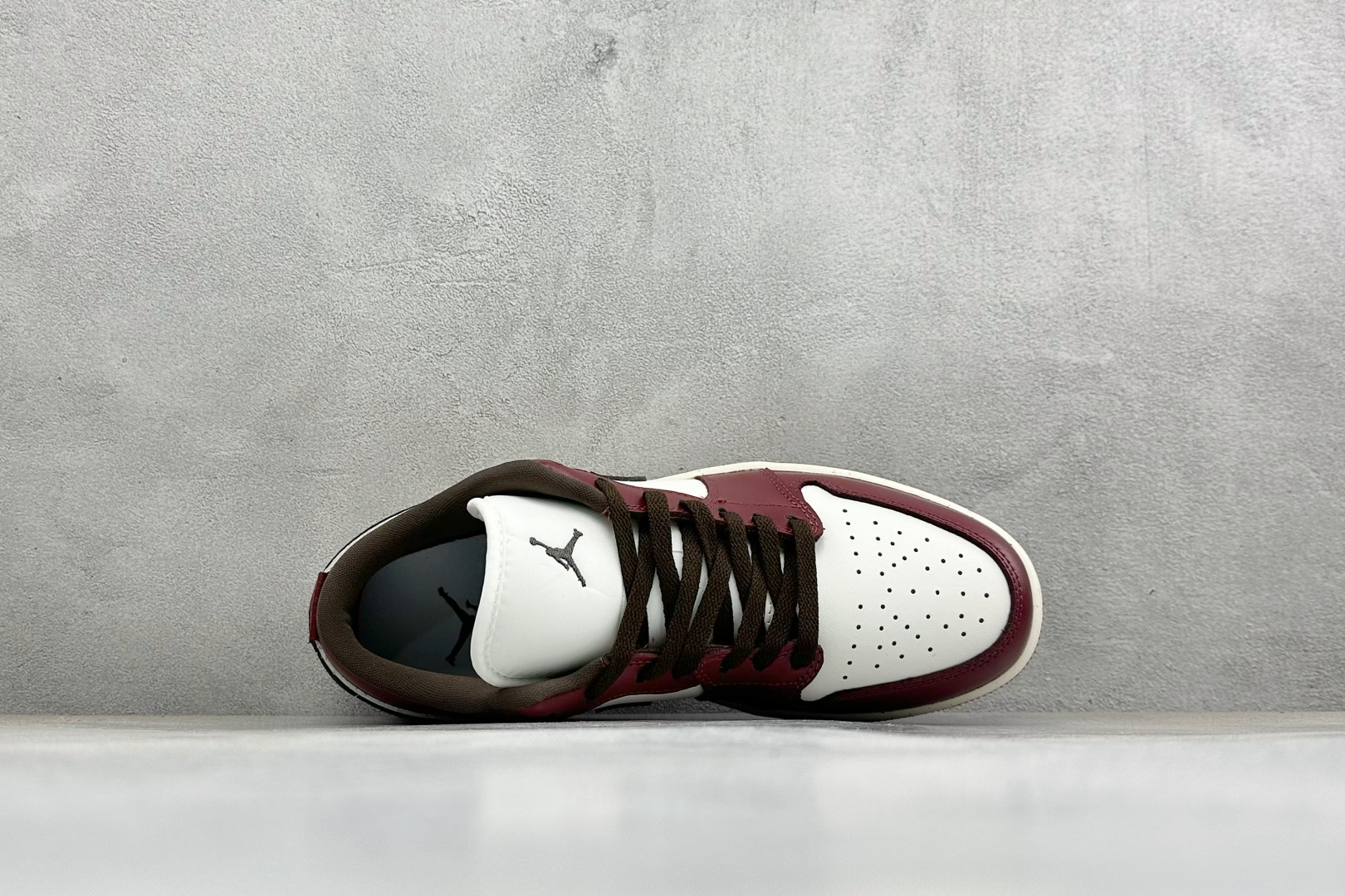 复古酒红格调拉满 AIR JORDAN 1,经典低帮AJ1鞋型,酒红拼白撞色设计复古氛围感十足,细腻平滑皮质手感出众,缝 复古酒红格调拉满 AIR JORDAN 1,经典低帮AJ1鞋型,酒红拼白撞色设计复古氛围感十足,细腻平滑皮质手感出众,缝