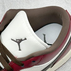 复古酒红格调拉满 AIR JORDAN 1,经典低帮AJ1鞋型,酒红拼白撞色设计复古氛围感十足,细腻平滑皮质手感出众,缝 复古酒红格调拉满 AIR JORDAN 1,经典低帮AJ1鞋型,酒红拼白撞色设计复古氛围感十足,细腻平滑皮质手感出众,缝