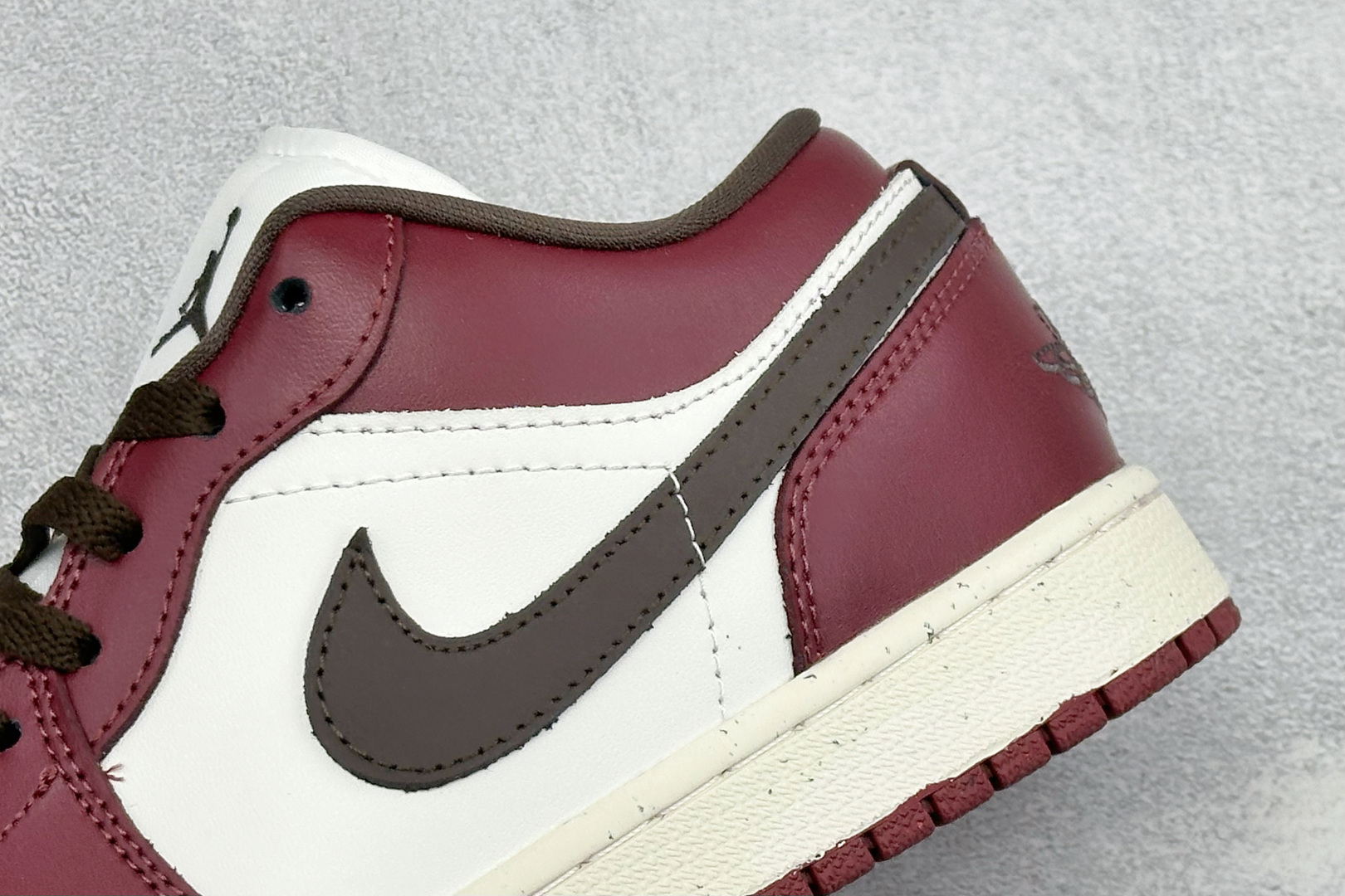 复古酒红格调拉满 AIR JORDAN 1,经典低帮AJ1鞋型,酒红拼白撞色设计复古氛围感十足,细腻平滑皮质手感出众,缝 复古酒红格调拉满 AIR JORDAN 1,经典低帮AJ1鞋型,酒红拼白撞色设计复古氛围感十足,细腻平滑皮质手感出众,缝