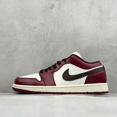 复古酒红格调拉满 AIR JORDAN 1,经典低帮AJ1鞋型,酒红拼白撞色设计复古氛围感十足,细腻平滑皮质手感出众,缝 复古酒红格调拉满 AIR JORDAN 1,经典低帮AJ1鞋型,酒红拼白撞色设计复古氛围感十足,细腻平滑皮质手感出众,缝