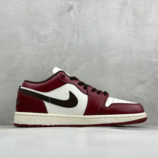 复古酒红格调拉满 AIR JORDAN 1,经典低帮AJ1鞋型,酒红拼白撞色设计复古氛围感十足,细腻平滑皮质手感出众,缝 复古酒红格调拉满 AIR JORDAN 1,经典低帮AJ1鞋型,酒红拼白撞色设计复古氛围感十足,细腻平滑皮质手感出众,缝