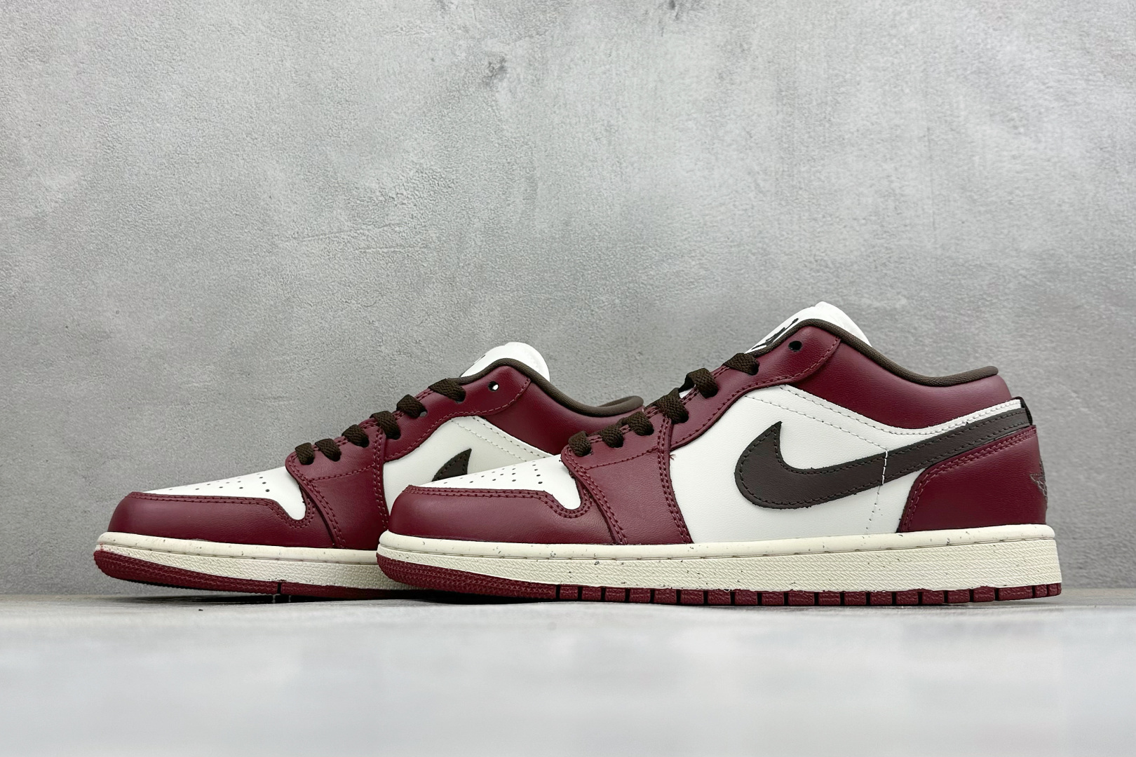 复古酒红格调拉满 AIR JORDAN 1,经典低帮AJ1鞋型,酒红拼白撞色设计复古氛围感十足,细腻平滑皮质手感出众,缝 复古酒红格调拉满 AIR JORDAN 1,经典低帮AJ1鞋型,酒红拼白撞色设计复古氛围感十足,细腻平滑皮质手感出众,缝