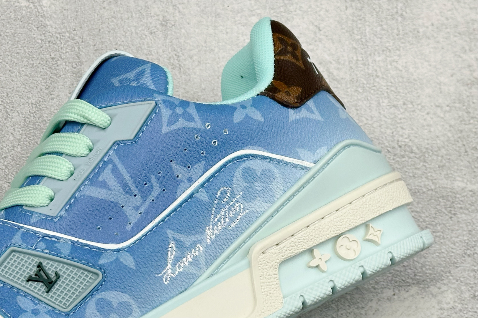 Louis Vuitton 路易威登 LV Trainer 低帮休闲板鞋 全新版本 原版购入 历时两个月调试开发打造 Z