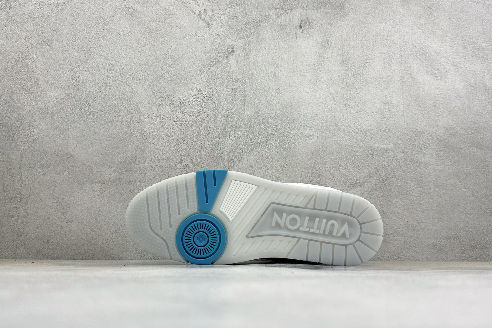 Louis Vuitton 路易威登 LV Trainer 低帮休闲板鞋 全新版本 原版购入 历时两个月调试开发打造 Z Louis Vuitton 路易威登 LV Trainer 低帮休闲板鞋 全新版本 原版购入 历时两个月调试开发打造 Z