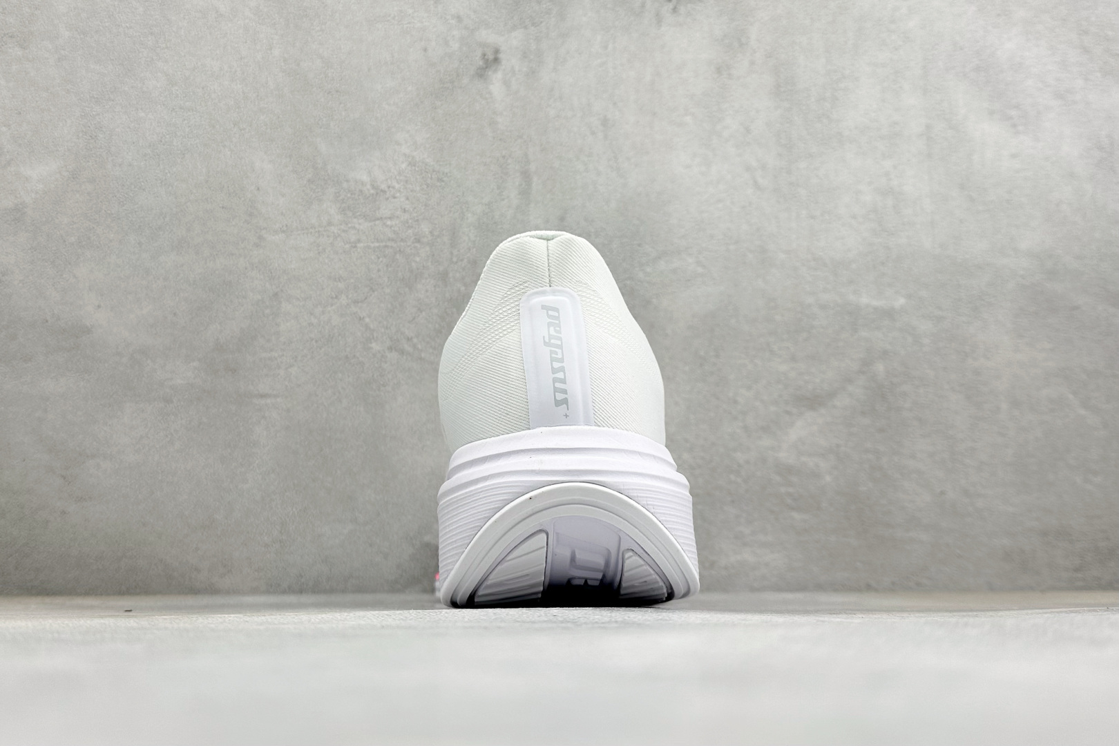 NIKE AIR ZOOM PEGASUS 42 减震防滑耐磨透气 低帮跑步鞋 兼顾迅疾外观和稳固脚感 后跟覆面和中足动 NIKE AIR ZOOM PEGASUS 42 减震防滑耐磨透气 低帮跑步鞋 兼顾迅疾外观和稳固脚感 后跟覆面和中足动