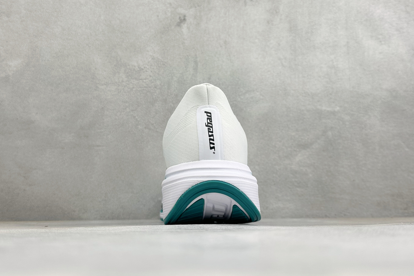 NIKE AIR ZOOM PEGASUS 42 减震防滑耐磨透气 低帮跑步鞋 兼顾迅疾外观和稳固脚感 后跟覆面和中足动